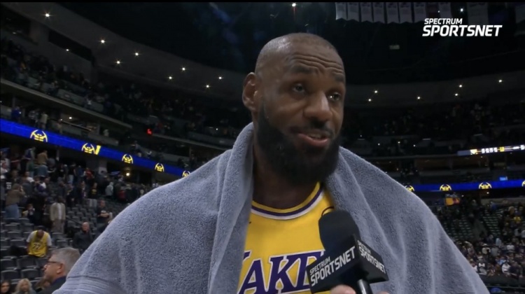 开云体育官网-詹姆斯：我有太多失误首节就3次 这不像我的风格&amp;下半场我改进了